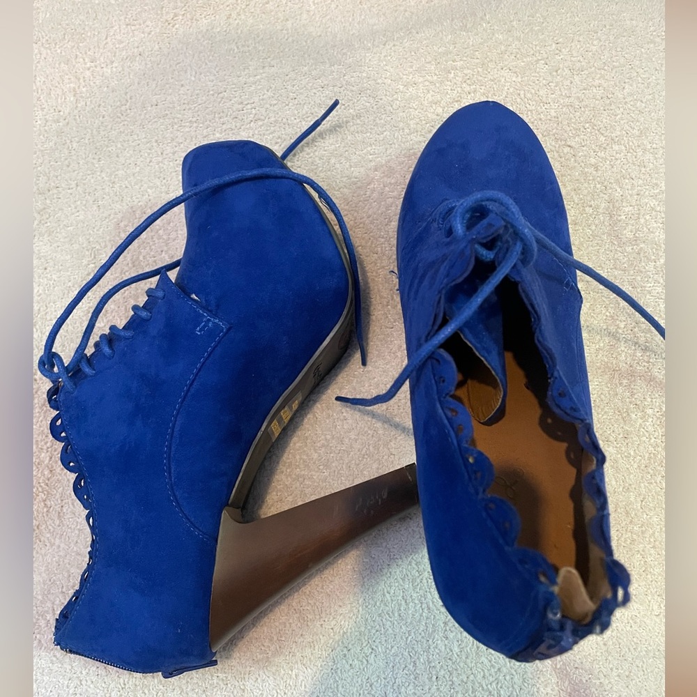Vintage Beautiful Blue Qupid Pumps